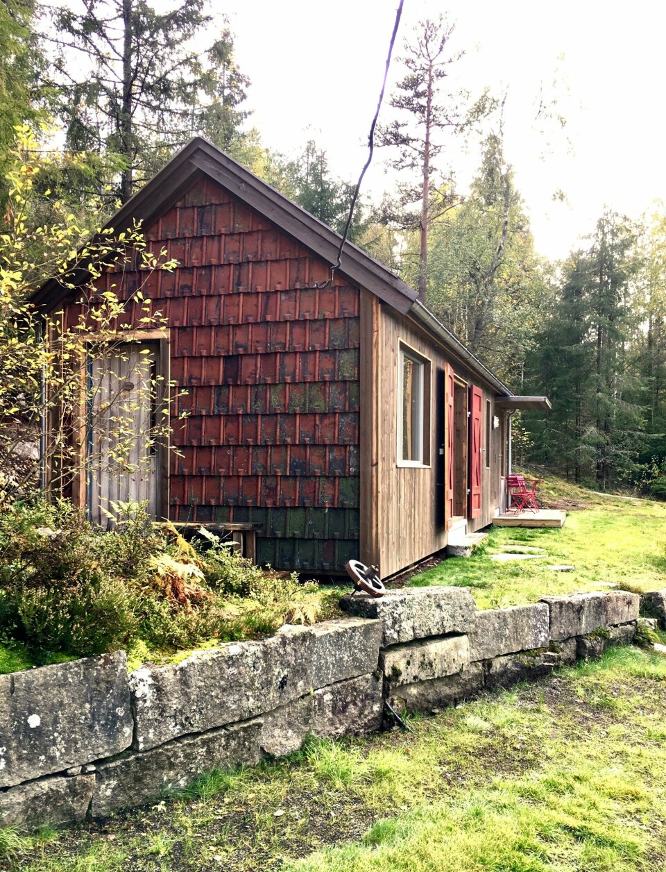 Nordveggen fikk en beskyttende kappe av gammel, flat tegltaksten; ofte kalt «Fredrikstadsten» og produsert ved teglverkene langs Glomma. Nordveggen fikk en beskyttende kappe av gammel, flat tegltaksten; ofte kalt «Fredrikstadsten» og produsert ved teglverkene langs Glomma.