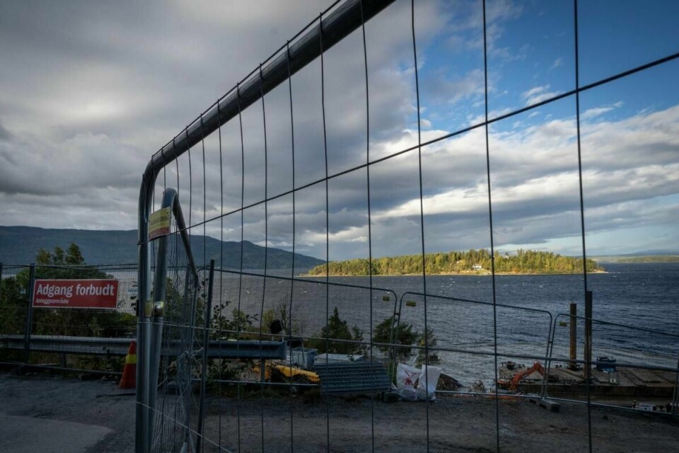 Byggingen av minnestedet på Utøyakaia begynte 3. august. Utøya sees i bakgrunnen. Foto: Heiko Junge / NTB
