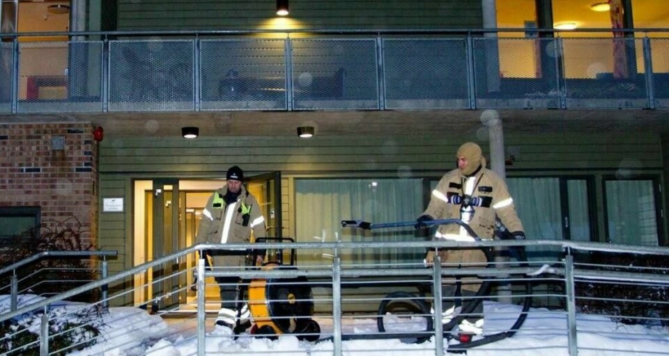 Brannmannskapene fikk slokket brannen i bosenteret i Ilaveien i februar 2019, men ett av rommene ble totalskadd. Nå er en mann tiltalt for å ha startet brannen.