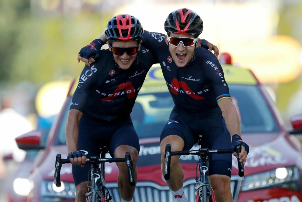 Michal Kwiatkowski (til h.) og Ineos-kompis Richard Carapaz krysset målstreken arm i arm etter å ha slått knockout på konkurrentene på torsdagens Tour de France-etappe. Foto: Stephane Mahe, Pool via AP / NTB scanpix