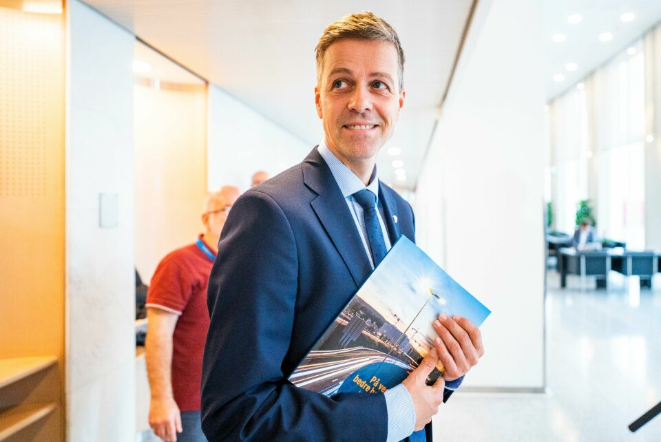 Oslo 20200914. Samferdselsminister Knut Arild Hareide (KrF) mottar en rapport som omhandler framtidige inntekter i bomringene.Foto: Håkon Mosvold Larsen / NTB Oslo 20200914. Samferdselsminister Knut Arild Hareide (KrF) mottar en rapport som omhandler framtidige inntekter i bomringene.Foto: Håkon Mosvold Larsen / NTB