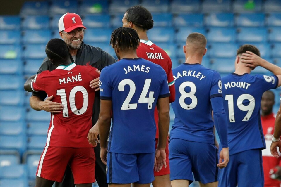 Liverpool-manager Jurgen Klopp t.v.) takker Sadio Mane for bidraget på Stamford Bridge søndag.