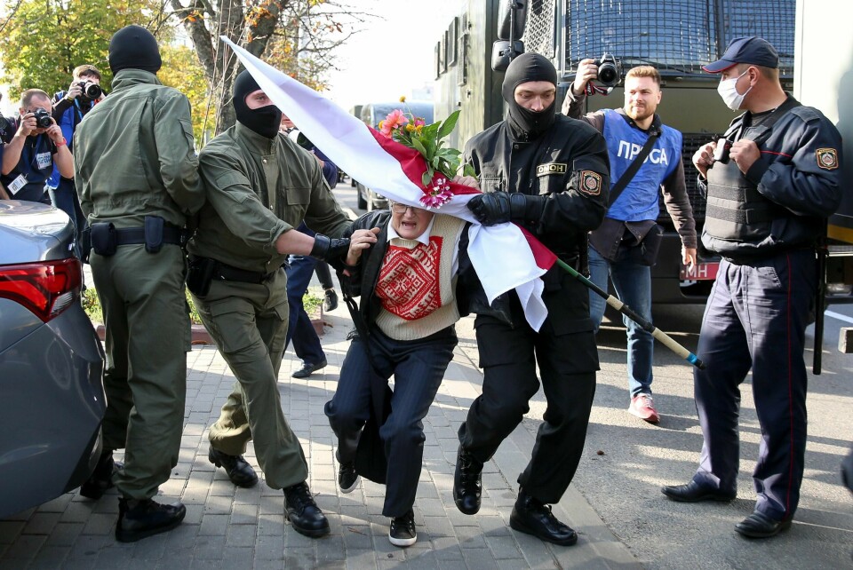 73 år gamle Nina Baginskaja pågripes under en demonstrasjon i Minsk. Hun ble løslatt kort tid senere. Baginskaja bruker halvparten av sin lille pensjon på nedbetaling av bøter som hun har fått i sin mangeårige aktivistkarriere.