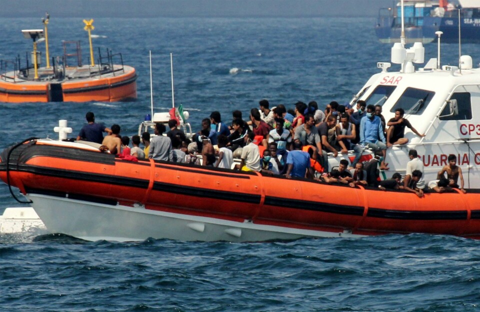 Den italienske kystvakta reddet torsdag 76 migranter etter at de hadde hoppet over bord fra et redningsskip utenfor Sicilia.