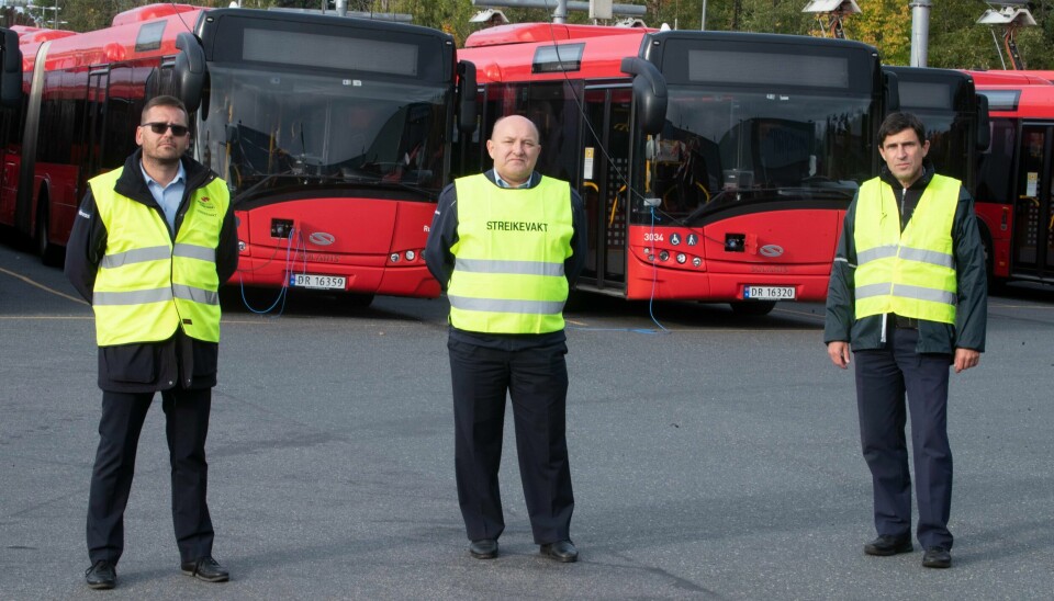Hariusz Rozycki, Steinar Selseth og Milos Mastik fra Unibuss sto streikevakter på Ulven i Oslo på søndag.