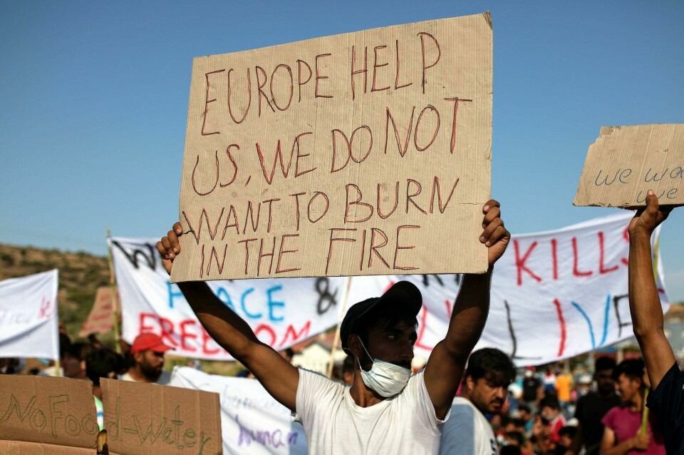 Et rop om hjelp fra flyktninger og migranter på øye Lesvos i Hellas, etter at Moria-leiren ble satt i brann. Hele EUs migrasjons- og asylsystem skal endres. Denne uka legger EU-kommisjonen fram et forslag. Alkis Konstantinidis/Reuters/NTB