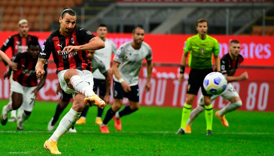 Zlatan Ibrahimovic scorer på straffespark mot Bologna mandag kveld.