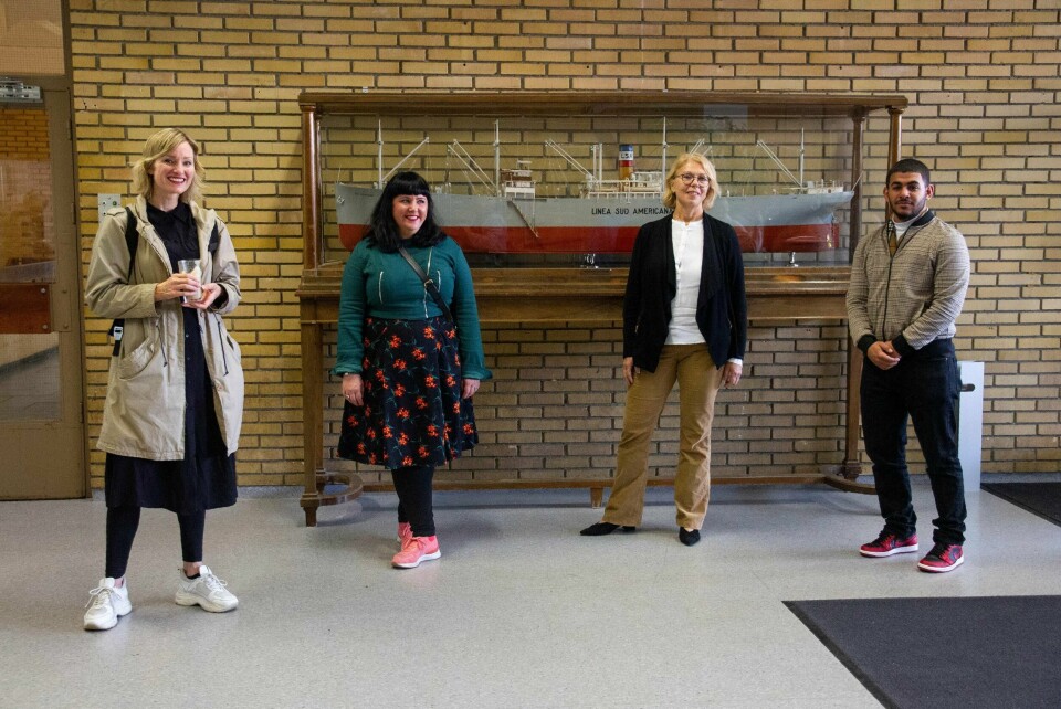 Sist torsdag fikk byrådene Inga Marte Thorkildsen (til venstre) og Victoria Marie Evensen se hva 20 millioner koronakroner er brukt til på Ettsrtad skole. Elev Imam Fyras og rektor elin Stavrum er godt fornøyd med resultatet.