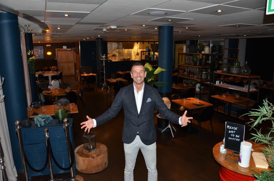 Odd Petter Meinseth, hotelldirektør ved Clarion Hotel Stavanger oppfordrer bedrifter til å booke julebord. – Det er trygt å besøke oss. Vi må tenke nytt. Derfor satser vi blant annet på julelunsjer, sier han. Foto: Arne Birkemo