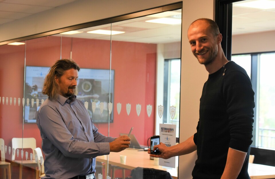 Rune Gjøse (t.v.) og Brede Hangeland sjekker inn på møterommet til Hinna Fotball. Foto: Kristoffer Knutsen