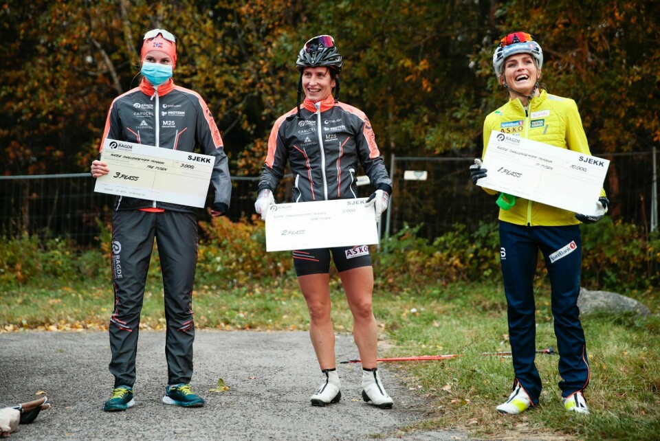 Marit Bjørgen møtte Therese Johaug (t.h.) som vant duellen i rulleskirenn fra Sørkedalen til Tryvann. På tredjeplass kom Anikken Gjerde Alnes (t.v.).