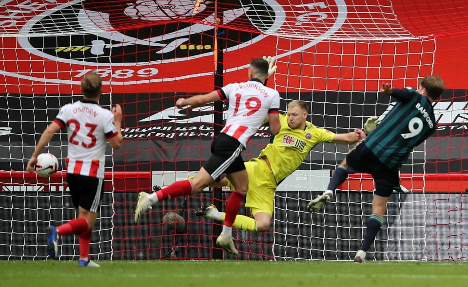 Leeds-spiss Patrick Bamford (t.h.) header inn vinnermålet på Bramall Lane søndag.