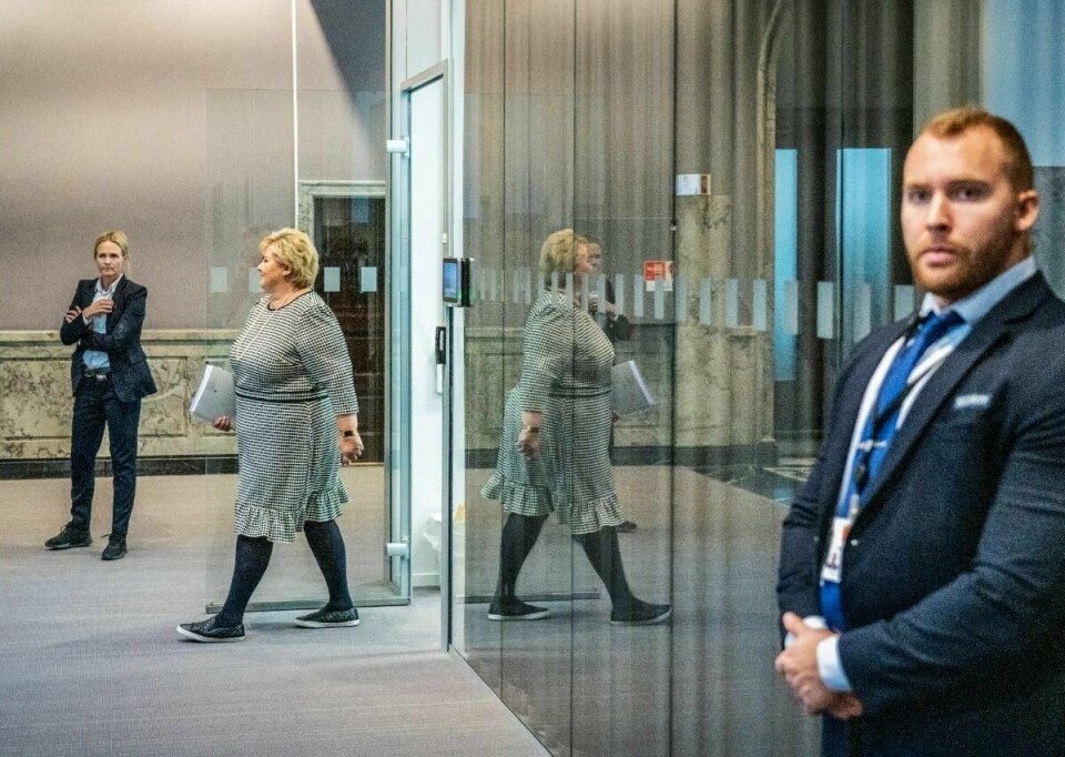 Statsminister Erna Solberg og sikkerhetsvakter i Marmorhallen. Foto: Ole Berg-Rusten / NTB