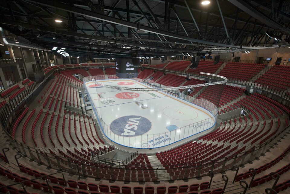 Nye Jordal amfi har blitt forsinket en rekke ganger, særlig på grunn av problemer med grunnarbeidene. Nå står hallen endelig klar for hockey. 25 september 2020. Offisiell åpning av Jordal amfi.