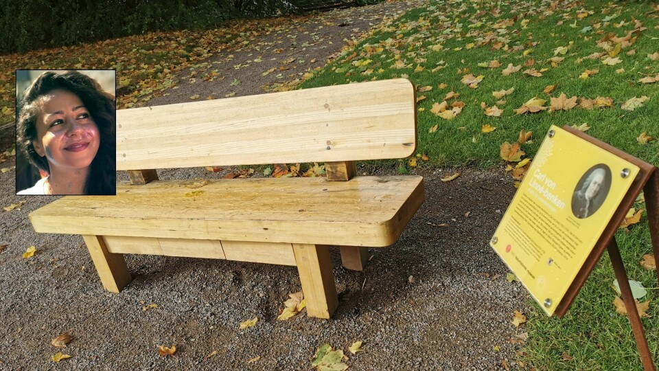 Hasti Hamidi, her innfelt over Carl von Linné-benken i Botanisk Hage.