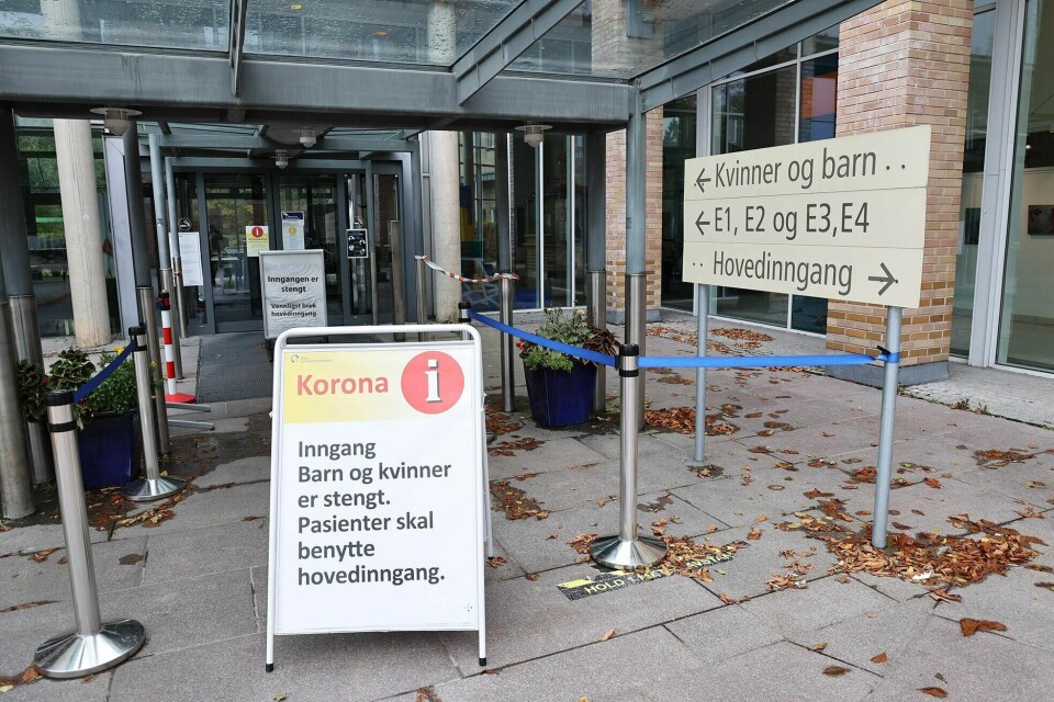 Skilt utenfor en inngang på Rikshospitalet. Etter at det ble påvist koronasmitte hos to ansatte på nyfødtintensiven, er tre pasienter isolert.