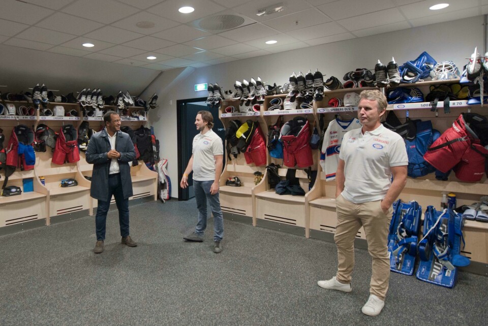 Espen Shampo Knutsen og Glenn Jensen fra Vålerenga møter idrettsbyråd Omar Samy Gamal i den nye garderoben til Vålerenga. 25 september 2020. Offisiell åpning av Jordal amfi.