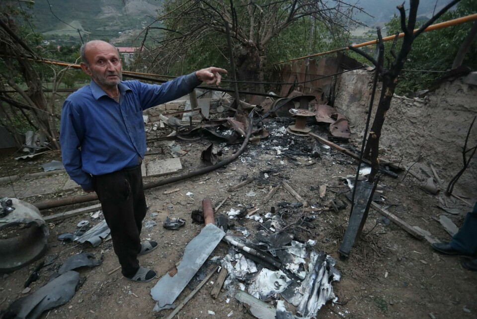 En mann i en ødelagt bygning som hevdes å ha blitt ødelagt av Aserbajdsjans militære styrker i Nagorno-Karabakh mandag. Foto: Vahram Baghdasaryan/Reuters/NTB A man stands in a household, which locals said was damaged during a recent shelling by Azeri forces, in the town of Hadrut in the breakaway Nagorno-Karabakh region, September 28, 2020. Picture taken September 28, 2020. Vahram Baghdasaryan/Photolure via REUTERS ATTENTION EDITORS - THIS IMAGE HAS BEEN SUPPLIED BY A THIRD PARTY.