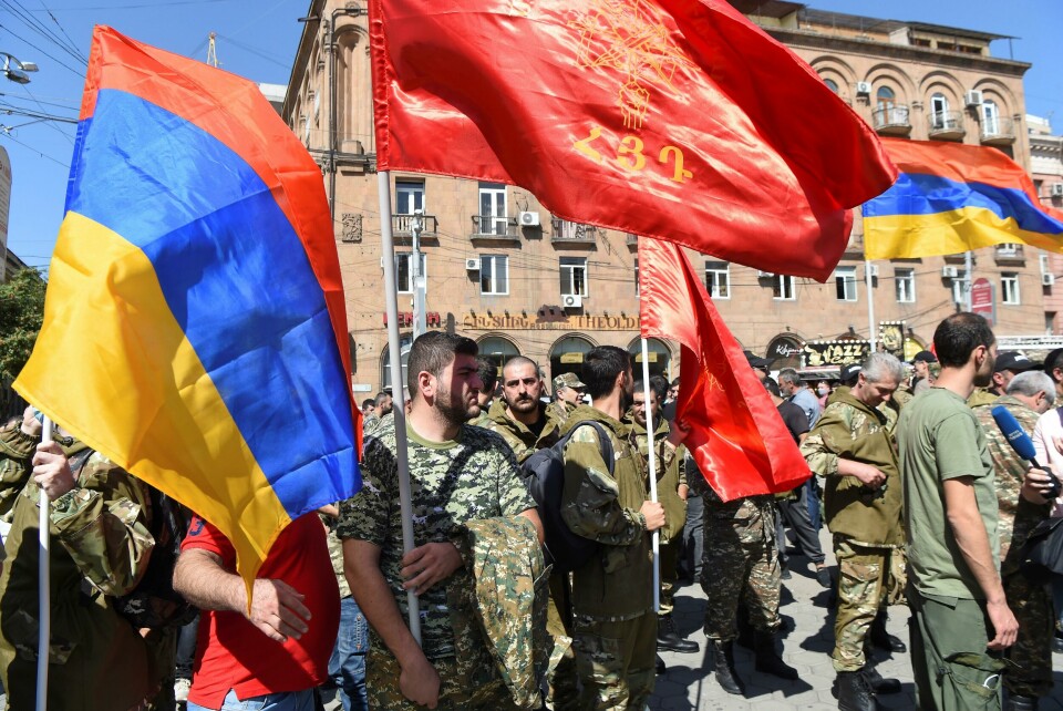 Armenia har innkalt alle menn til militærtjeneste etter at konflikten over Nagorno-Karabakh har spisset seg til de siste dagene. Her har menn meldt seg i Armenias hovedstad Jerevan. Foto: Melik Baghdasaryan/Reuters/NTB People attend a meeting to recruit military volunteers after Armenian authorities declared martial law and mobilised its male population following clashes with Azerbaijan over the breakaway Nagorno-Karabakh region in Yerevan, Armenia September 27, 2020. Melik Baghdasaryan/Photolure via REUTERS ATTENTION EDITORS - THIS IMAGE HAS BEEN SUPPLIED BY A THIRD PARTY.