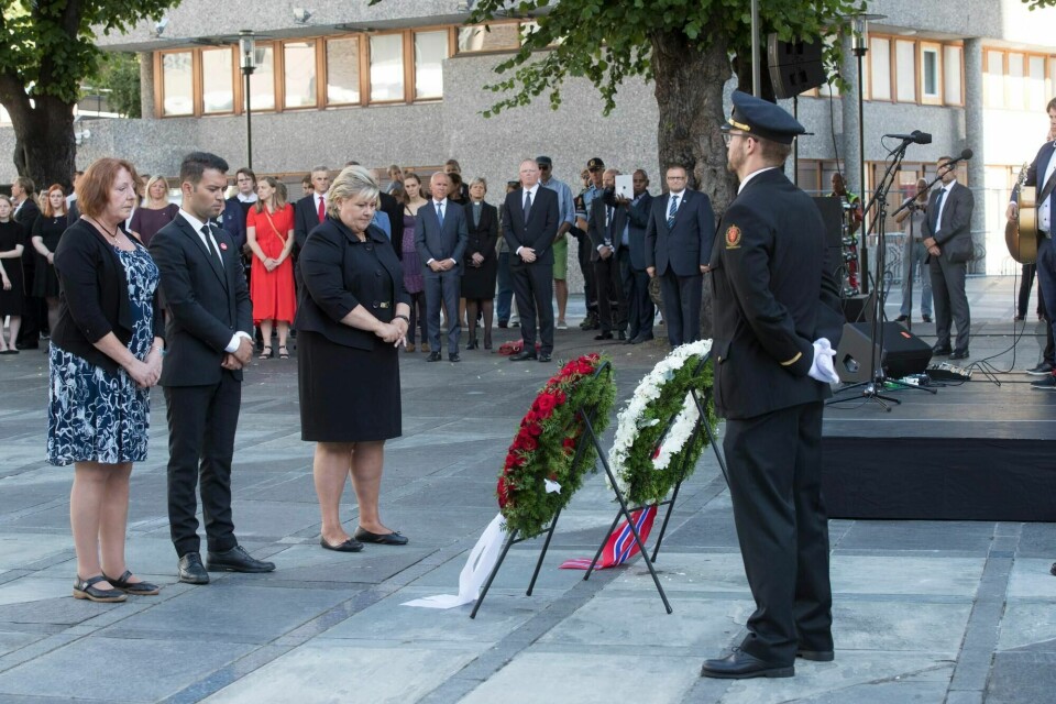 Leder av støttegruppa Lisbeth Røyneland, AUF-leder Mani Hussaini og statsminister Erna Solberg under markeringen for 22. juli i 2017. Foto: Terje Bendiksby / NTB scanpix