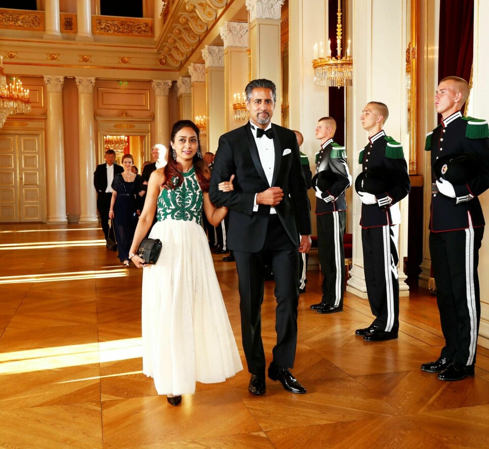 Abid Raja viser til manglende mangfold og kaller det et usynlig glasstak, som etniske minoriteter ikke når igjennom. Her med kona Nadia Ansar på gallamiddag på slottet. FOTO: HEIKO JUNGE/NTB SCANPIX