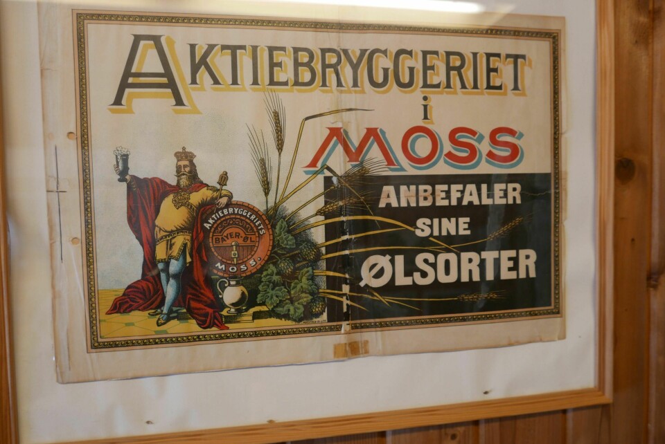 Moss Bryggeri var alltid gode til å reklamere for produktene sine. Dette er den første, kjente bryggeriplakaten, fra 1880-tallet. På den tida var ølreklame lov. Plakaten er utstilt i Moss Bryggeris museum.