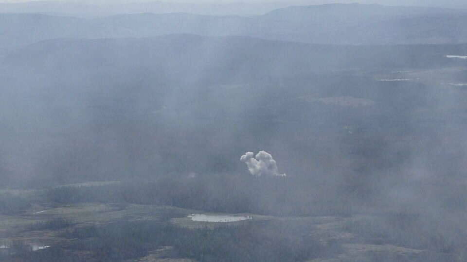 Nedslagsplass for bomben sluppet av et Jas 39 Gripen jagerfly for å hjelpe med slukking av skogbrann ved Älvdalens skytefelt i Sverige onsdag.
