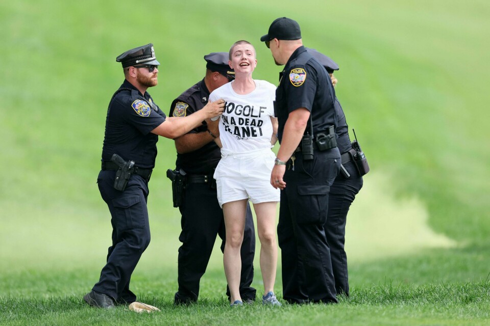 En klimademonstrant blir tatt hånd om av politiet under avslutningen i Connecticut. En klimademonstrant blir tatt hånd om av politiet under avslutningen i Connecticut.