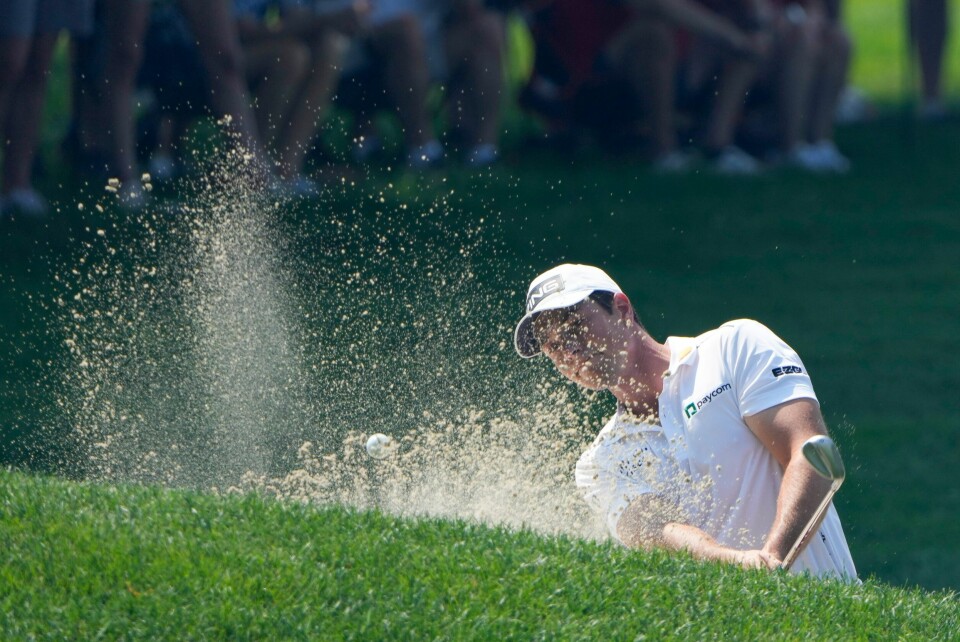 Viktor Hovland i aksjon under søndagens avslutning. Viktor Hovland gikk søndagens runde fem slag under par. Foto: Seth Wenig / AP / NTB