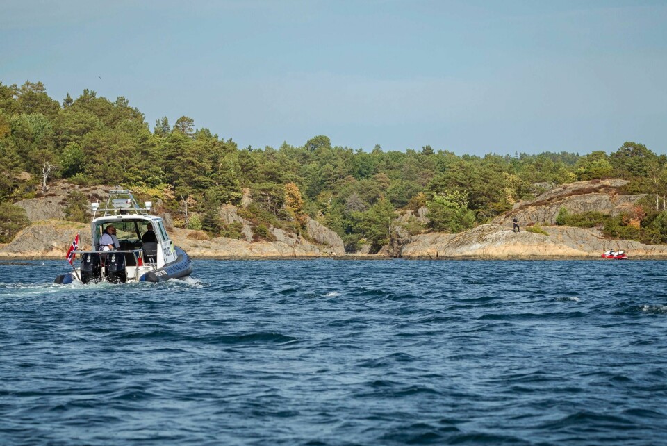 Den tidligere langrennsløperen Vibeke Skofterud omkom i en vannscooterulykke på øya St. Helena ved Tromøy. En politibåt på vei ut til ulykkesstedet.