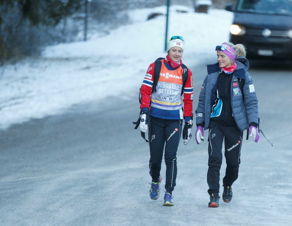 Treningsvenninnene og duellantene Ingvild Flugstad Østberg (t.v.) og Therese Johaug på vei til trening i Toblach i går. FOTO: TERJE PEDERSEN/NTB SCANPIX