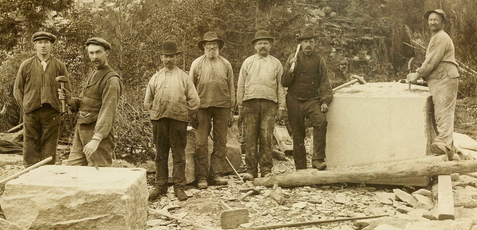 Martin August Bondkals steinbrudd cirka 1910. I forgrunnen midt i bildet ligger en énbeint «gubbekrakk», som han som skulle holde boret, satt på. Martin August Bondkals steinbrudd cirka 1910. I forgrunnen midt i bildet ligger en énbeint «gubbekrakk», som han som skulle holde boret, satt på.
