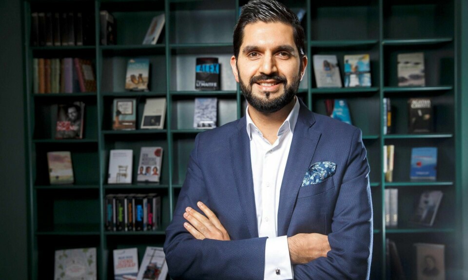 Mohammad Usman Rana vektlegger at det tradisjonelt blant muslimer har vært uvanlig å håndhilse på det motsatte kjønn.