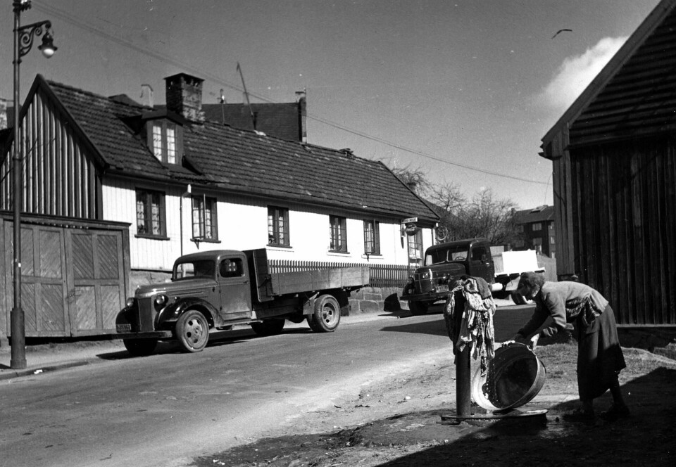 En kvinne skyller klesvaska i en vannpost i Maridalsveien 124 på Sagene. På slutten av 1950-tallet var fortsatt hver fjerde bolig i Oslo uten innlagt vann. En kvinne skyller klesvaska i en vannpost i Maridalsveien 124 på Sagene. På slutten av 1950-tallet var fortsatt hver fjerde bolig i Oslo uten innlagt vann.
