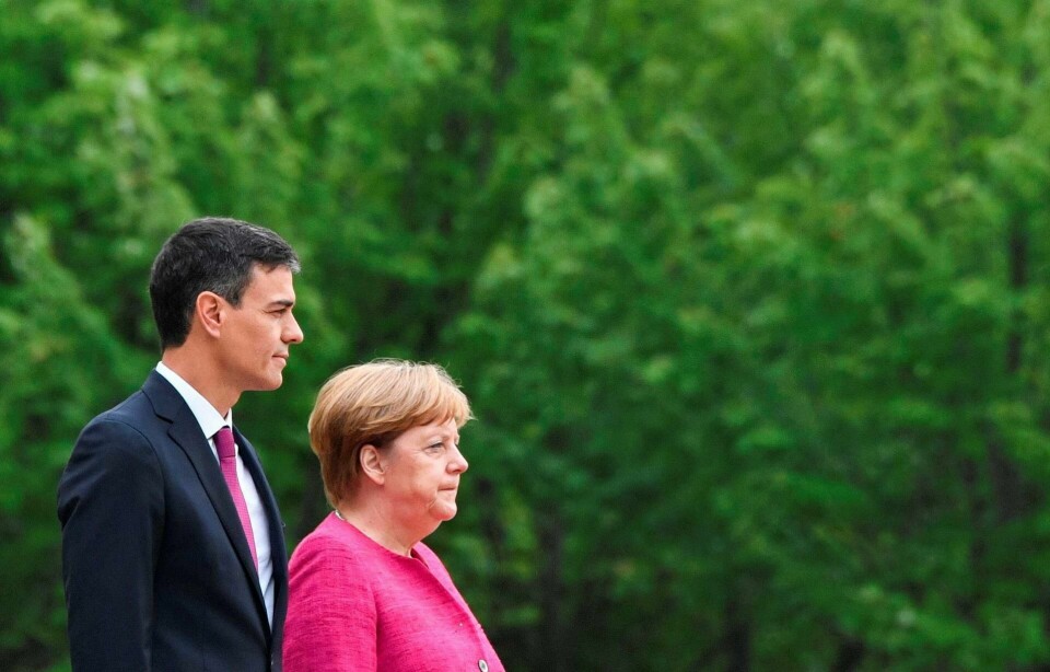 Berlin: Spanias statsminister Pedro Sánchez besøkte Angela Merkel i Berlin kort tid etter at han ble regjeringssjef i juni. Nå er det Merkels tur til å gjengjelde besøket. FOTO: JOHN MACDOUGALL/NTB SCANPIX