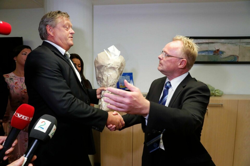 Harald Tom Nesvik tar over som ny fiskeriminister etter Per Sandberg. Avtroppende minister Per Sandberg overleverer nøkkelen til Nesvik i Fiskeridepartementet.