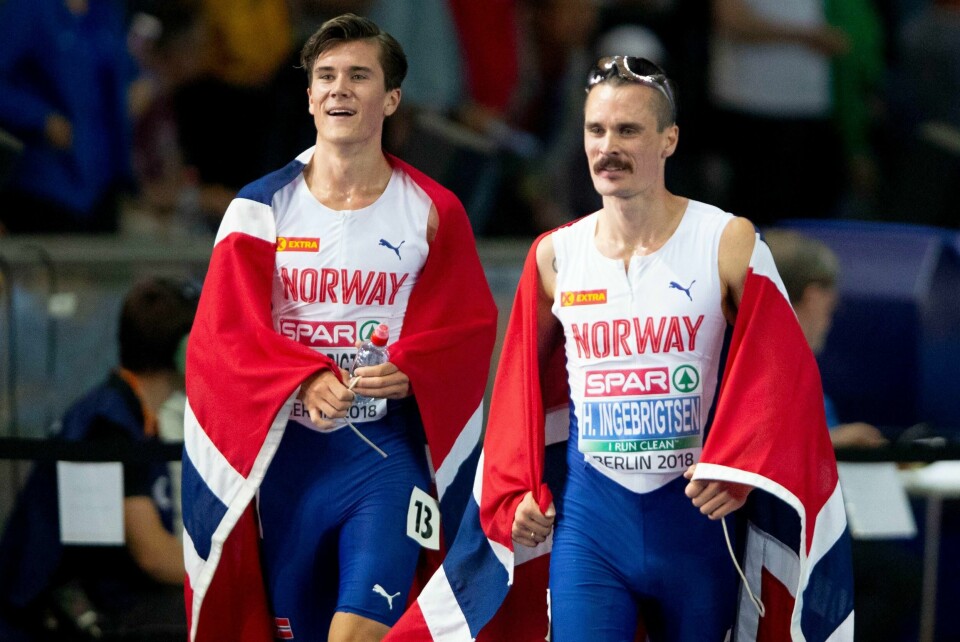 Jakob og Henrik Ingebrigtsen feirer etter finalen på 5000 meteren i friidretts-EM på Olympiastadion i Berlin lørdag. Foto: Fredrik Hagen / NTB