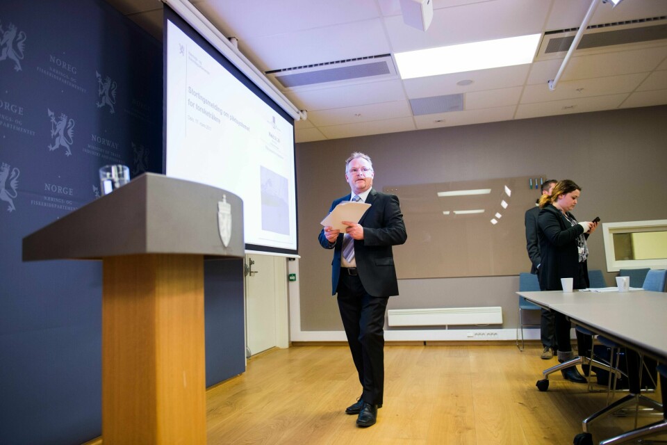 Per Sandberg, her på jobb som fiskeriminister, er under et hardt press.
