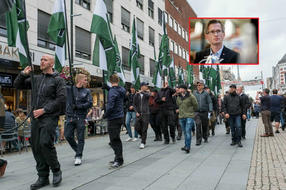 Den høyreekstreme organisasjonen gjennomførte en uanmeldt demonstrasjonsmarsj i Kristiansand i juli i fjor, etter at den opprinnelige planen om å marsjere i Fredrikstad ble avlyst. Lederen for den såkalte 'Motstandsbevegelsen' i Norge, Haakon Forwald (i lys grønn jakke). Innfelt bilde: Arendal-ordfører Robert Cornels Nordli (Ap), som også leder Rådet i Arendalsuka.