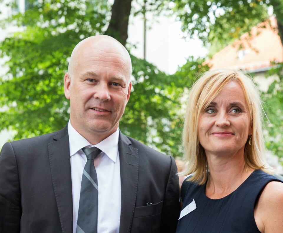 Thor Gjermund Eriksen og Hege Duckert sammen på hagefest.