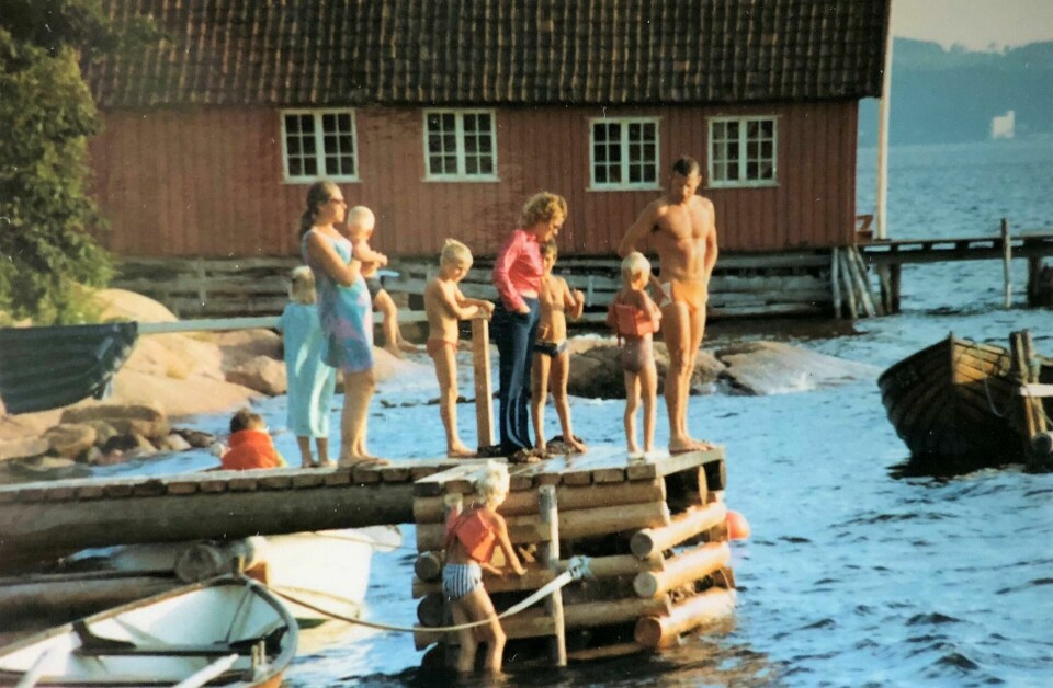På brygga i Støa var det bading og liv hver eneste dag. Onkel ytterst på brygga og fetter med svømmebelte. Søster er på vei ned stigen og tante holder en annen fetter på armen. Og rett bak henne står jeg med turkis slåbrok. På brygga i Støa var det bading og liv hver eneste dag. Onkel ytterst på brygga og fetter med svømmebelte. Søster er på vei ned stigen og tante holder en annen fetter på armen. Og rett bak henne står jeg med turkis slåbrok.