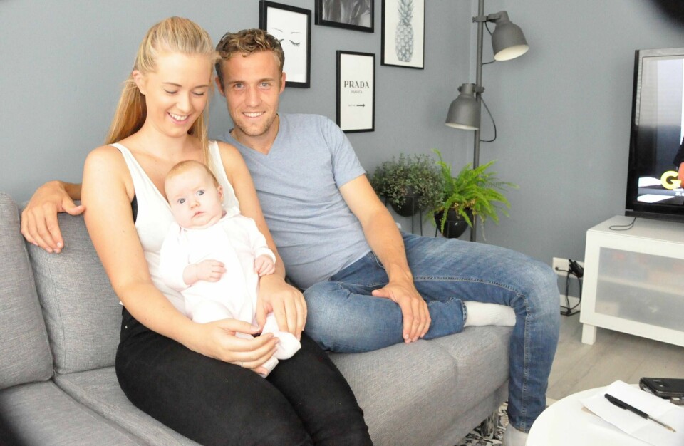 Fredrik Torsteinbø bor ikke veldig langt unna Sandnes stadion.Lørdag spiller han på sett og vis bortekamp på hjemmebane. Her er han hjemme på Sandved med kona Martha og datteren Amanda. Sønnen Noah koste seg i barnehagen. FOTO: ESPEN IVERSEN