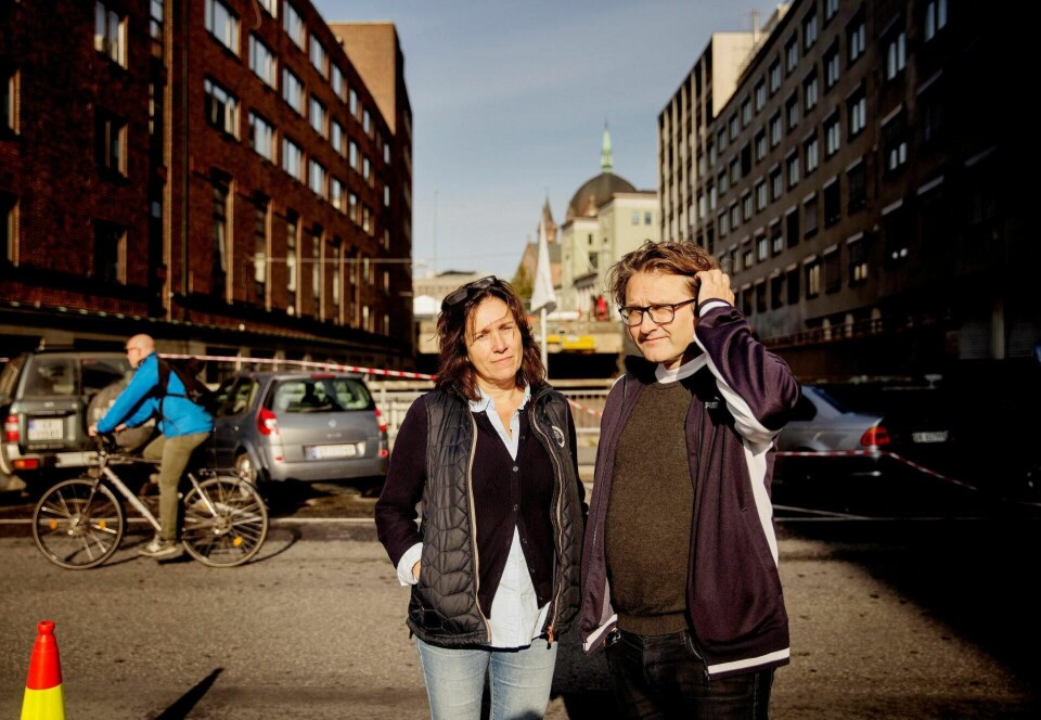 NRKs dramasjef Ivar Køhn og produsent Elisabeth Tangen på settet til «22. juli» i Møllergata.