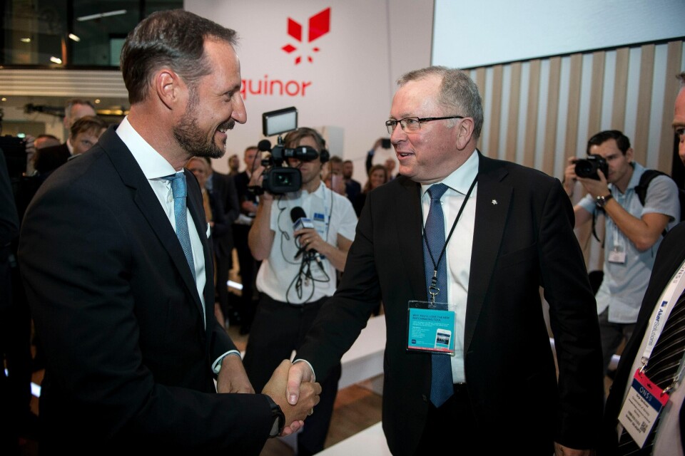 Kronprins Haakon hilser på Equinor-sjef Eldar Sætre under åpningen av ONS i Stavanger.