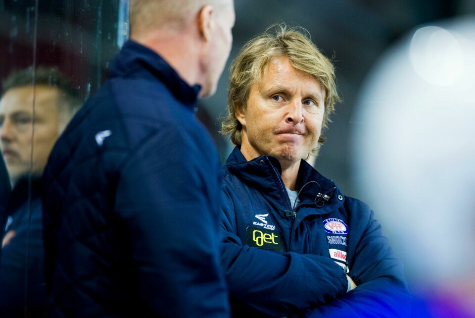 Espen «Shampo» Knutsen i VIF. Oslo 20160929.
Eliteserien ishockey 2016/2017: Vålerenga-Lillehammer (2-4). Espen Knutsen 'Shampo' , sportslig leder i VIF, ser bort på Vålerenga-trener Roy Johansen (t.v.) under eliteseriekampen mellom Vålerenga Ishockey og Lillehammer Ishockeyklubb i Jordal Amfi torsdag kveld.
Foto: Vegard Wivestad Grøtt / NTB scanpix