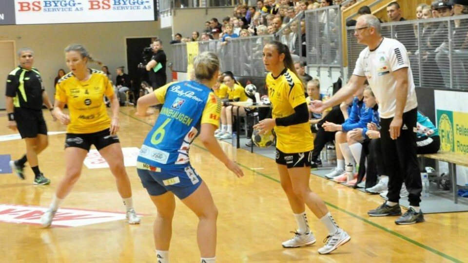 Camilla Herrem i hennes første kamp tilbake i Sola under fjorårets seriepremiere mot Storhamar. Onsdag kveld gjorde kantspilleren et nytt comeback i Sola, denne gang etter fødsel. Foto: Espen Iversen