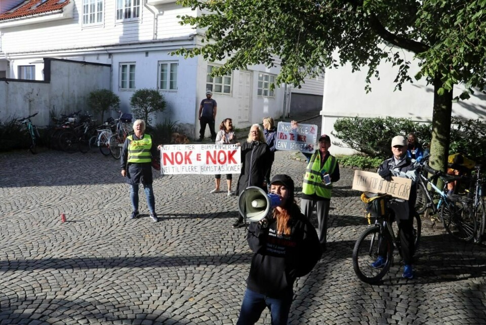 Bompengemotstandere anført av aksjonsleder Alexandra Lind med taktfaste nok-er-nok-rop utenfor Stavanger Rådhus torsdag formiddag. Bompengemotstandere anført av aksjonsleder Alexandra Lind med taktfaste nok-er-nok-rop utenfor Stavanger Rådhus torsdag formiddag.
