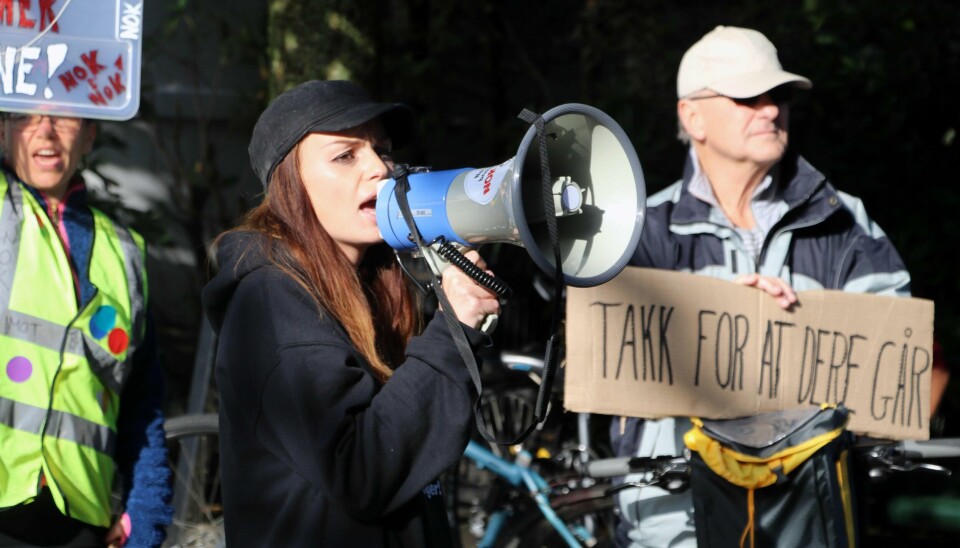 Alexandra Lind i spissen for 7-8 demonstranter utenfor formannskapssalen under selve møtet i Styringsgruppen. Foto: Stein Roger Fossmo