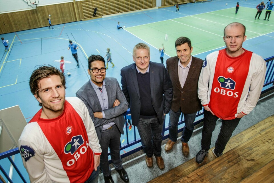 God stemning i KFUM-hallen i går etter at avtalen var signert. Fra venstre midtbanespiller Christoffer Dahl, konsernsjef i OBOS, Daniel Kjørberg Siraj, daglig leder i KFUM-Kameratene, Thor-Erik Stenberg, styreleder i KFUM, Per Øyvind Olsen og midtbanespiller Erik Jonvik. FOTO: NYEBILDER.NO