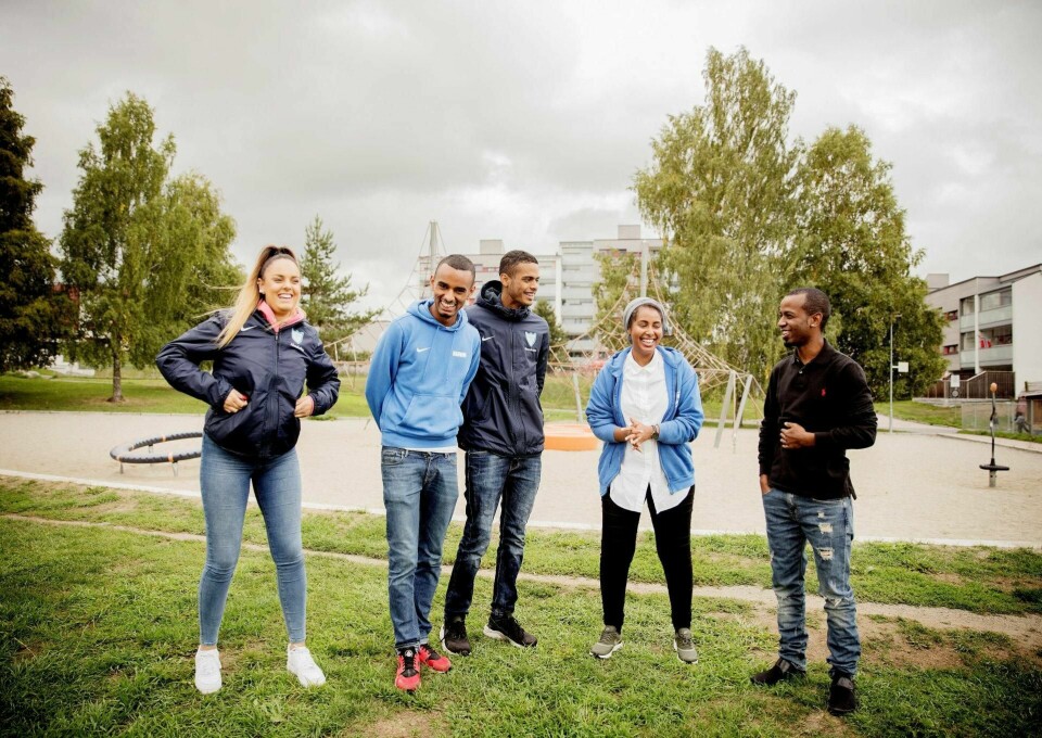 Kainat Shahzad (20, fra venstre), Nahom Daniel (20), Yasin Salah Hassan (18), Yusra Hasan (24) og Nahom Jonas (24) har alle jobbet på sommercampen for barn og unge på Furuset denne sommeren. – Tillit, jobb og struktur, det har forandra livet mitt, forteller Nahom Daniel.
